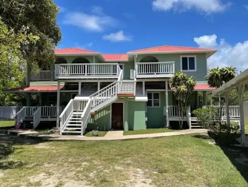 Lovely 2 bedroom unit, lagoon side with beach view Hotels in Maya Beach