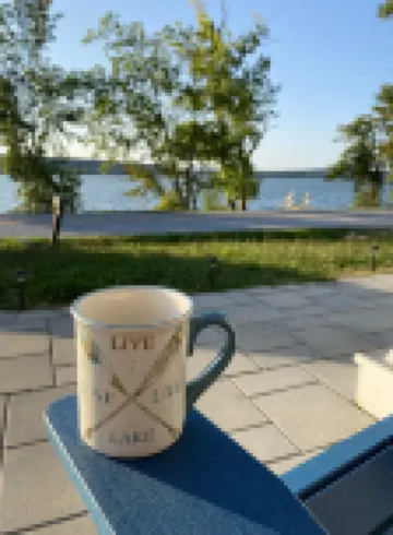 Sunrise Lake House, Comfort-Hot Tub-Beach!