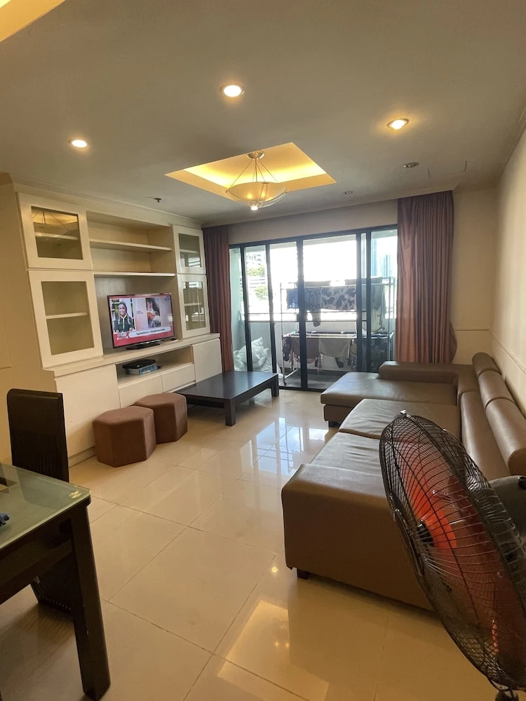 รูปภาพของGreat location in a quite area,walking distance to MRT / BTS