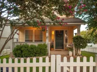 Family Pet Friendly 3-Bedroom Vintage Inspired House in Kyle - Plum Creek Hotels in Kyle