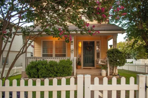 Family/Pet Friendly 3-bedroom Vintage Inspired house in Kyle