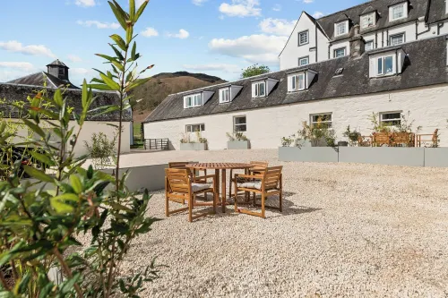 Luxury 2 Bedroom Cottage, with private courtyard and garden. Hotels in Killin