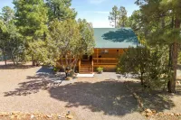 Charming 2-bedroom Cabin with WiFi, Wood Stove and AC in serene Heber-Overgaard!