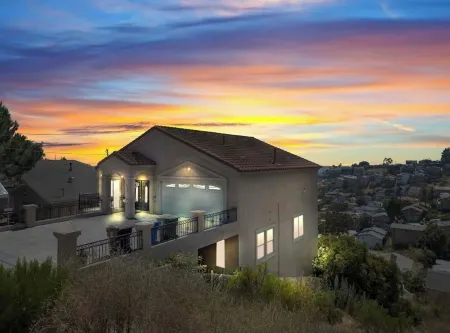 Spacious 5-bedroom house in welcoming Spring Valley with AC, WiFi