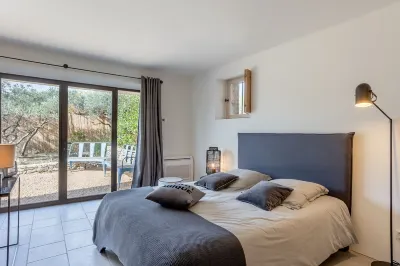 Villa, 330 m2, heated pool from 8/04 to 4/11 Hotels near Lavende field