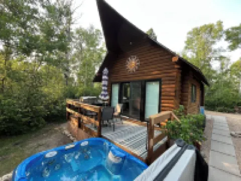 Sand Lake Log Cabin with Hot Tub Hotels in 