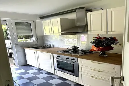 Cozy Garden Retreat - Family Friendly Studio with city access