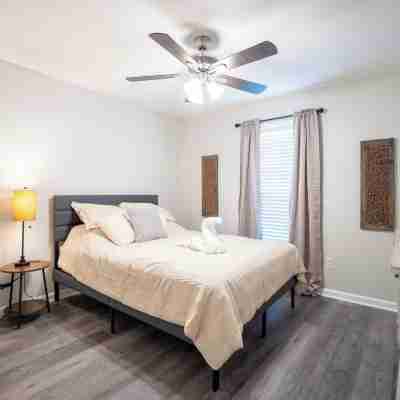 Upscale GAME ROOM, Movie Theater, Arcade, Fire Pit, 4BD/2BA Home with WIFI Rooms