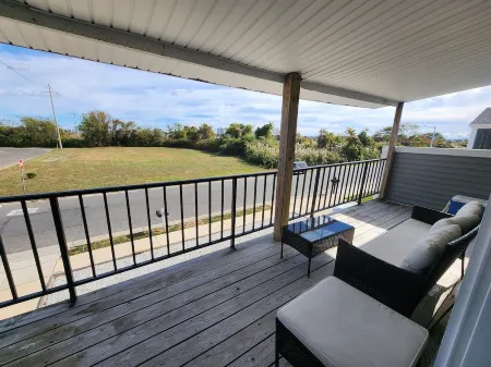 Modern Coastal Vibes – Elegant Beach Retreat in Ventnor City