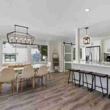 Charming 2-bedroom 1 full bath cottage in wonderful Fontana with AC, WiFi. Others