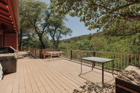 Stunning Creekside Views 3 Bed, 2 Bath, Private Retreat Отели рядом с достопримечательностью «Парк штата Слайд Рок»