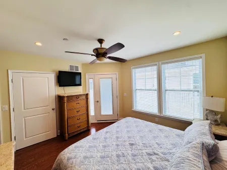 Seaside Sanctuary: 3 BR, 3 full baths w/ private rooftop in sunny Sea Isle City