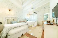 3 min from minitas beach and direct access to the golf camp...