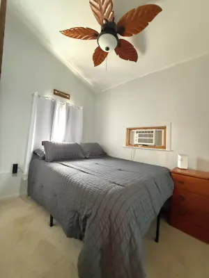 Secluded private 2-bedroom house in Estero walking distance from Starbucks plus فنادق في Estero