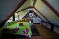 Toahere Beach House - Beachfront - Pool - Pontoon Hotels in Afaahiti