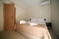 2-bedroom luxury apartment in lovely Galatas with seaview, AC, WiFi Hotels in Daratso