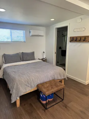 Charming 1-bedroom cottage in the country yet minutes to the 101 and downtown.