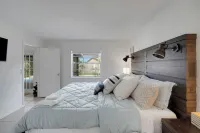 Relax and Recharge, Mins to HCA Brandon & Tampa, Private Pool, Work-Friendly Hotels near TGH Brandon Healthplex