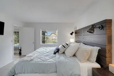 Relax and Recharge, Mins to HCA Brandon & Tampa, Private Pool, Work-Friendly DayDreams Day Spa 주변 호텔