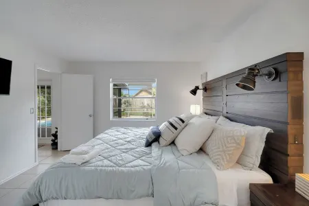 Relax and Recharge, Mins to HCA Brandon & Tampa, Private Pool, Work-Friendly