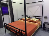 Ground floor of villa with private swimming pool near the beach. Hotels in 