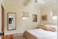 Cozy 2-bedroom house in charming Kingston with AC, WiFi