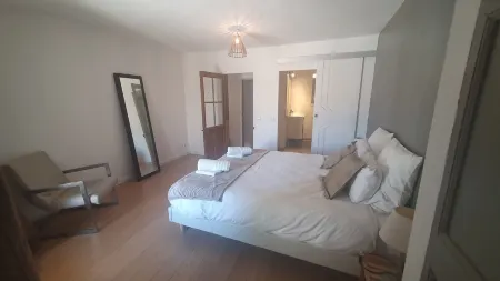 Maison de Village Provençal Classé Idéalement Située Près de Sites Touristiques Отели в г. Ламбеск