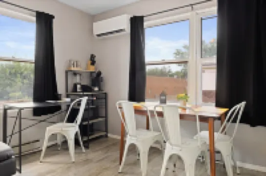 Spacious Studio Apt/Sleeps 2/Extendedstays/Work or Vacation/Free Wifi & Parking