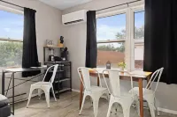 Spacious Studio Apt/Sleeps 2/Extendedstays/Work or Vacation/Free Wifi & Parking