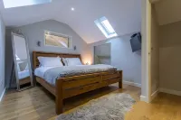 Lambrook Barn - private parking, hot tub & gym