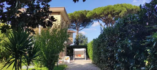 Villa Lido dei Pini garden 350sqm 3km from the sea, studio with wifi for smart work Hotels in Ardea