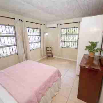 3-bedroom house 5 minutes from Sheraton Mall, AC, WiFi. 10 mins from Beaches Rooms