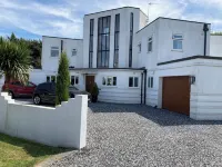 Art Deco 1 Bedroom Annex Apartment, 5 minutes walk to beach!