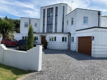 Art Deco 1 Bedroom Annex Apartment, 5 minutes walk to beach!