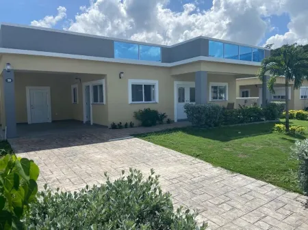 Modern, chic waterfront 3-bedroom villa w/ pool