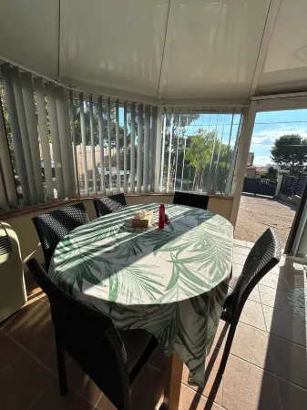 700 m from beaches/coastal path, apartment with separate garden area Отели в г. Бандоль