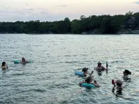 Family Friendly Lake House -1 hour from KC! - Homestays
