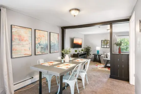 King Bed | Private Parking | Strong WiFi Отели рядом с достопримечательностью «Barrett Art Center»