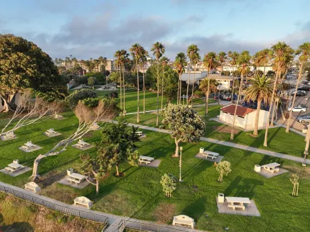 Oceanfront Escape - Steps to Beach - Stunning Views & Balcony Отели в г. Редондо-Бич