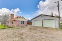 Family-Friendly Ontario Home in Central Location! - parkir