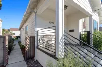 New Modern Guesthouse Retreat near Berkeley & SF - King Bed, AC, Standing Desk