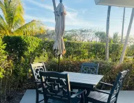 Generator, Golf cart avail., 2 BR beach villa in Treasure, WiFi, washer & dryer