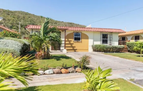 Beautiful 1-bedroom villa, kitchen, dining room, AC, WiFi, Pool, Beach access โรงแรมใน