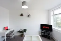 Spacious home close to city centre suitable for families and contractors Hotels in University District