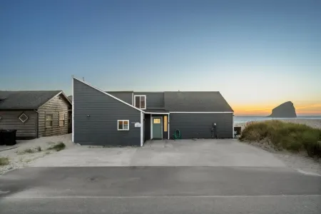 Bright and Airy Beachfront Bungalow w/hot tub overlooking Haystack rock!