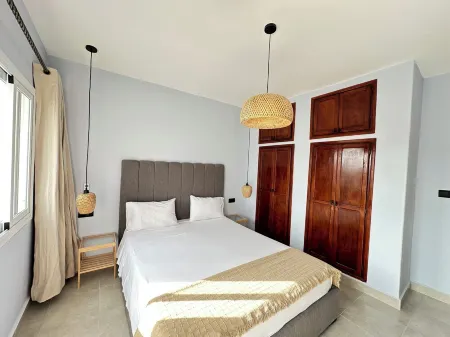 2 bedroom ~ Short walk to the sea, Ideal for long stays Отели в г. Префектюр де М'дик Фнидк