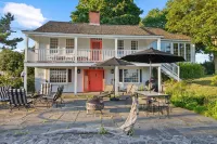 Waterside retreat! 4BR/3BA with private dock/views Hotel in zona Stanton House