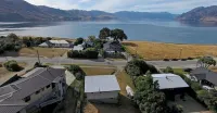 Cosy Kiwi Bach with lake views | Close to ski fields | 1 minute walk to the lake