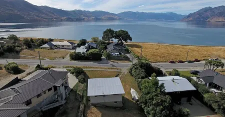 Cosy Kiwi Bach with lake views | Close to ski fields | 1 minute walk to the lake