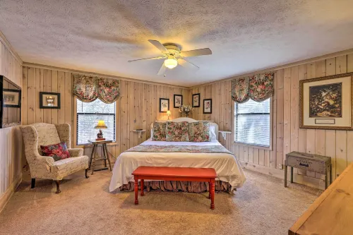 Cozy Caymus Cabin ~ 3 Mi to Callaway Gardens! - parking